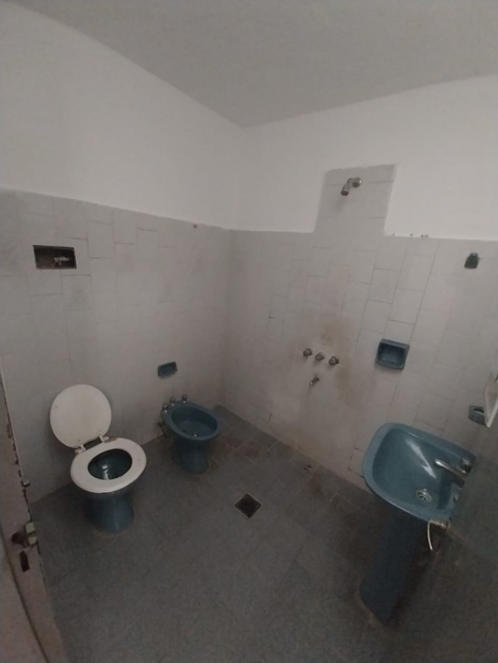 Casa en venta sobre Aviador Pettirossi Villa Adela zona comercial