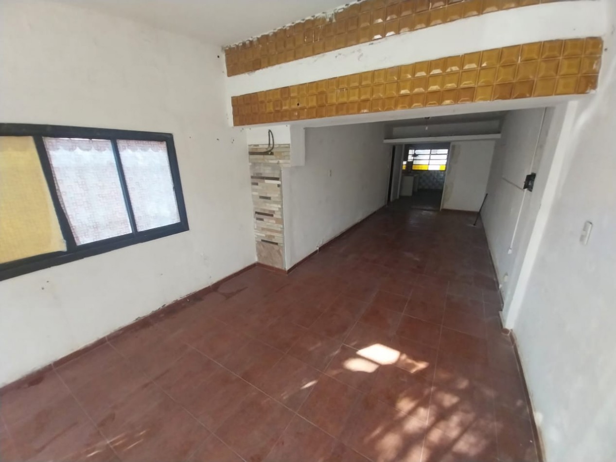 Casa en venta sobre Aviador Pettirossi Villa Adela zona comercial