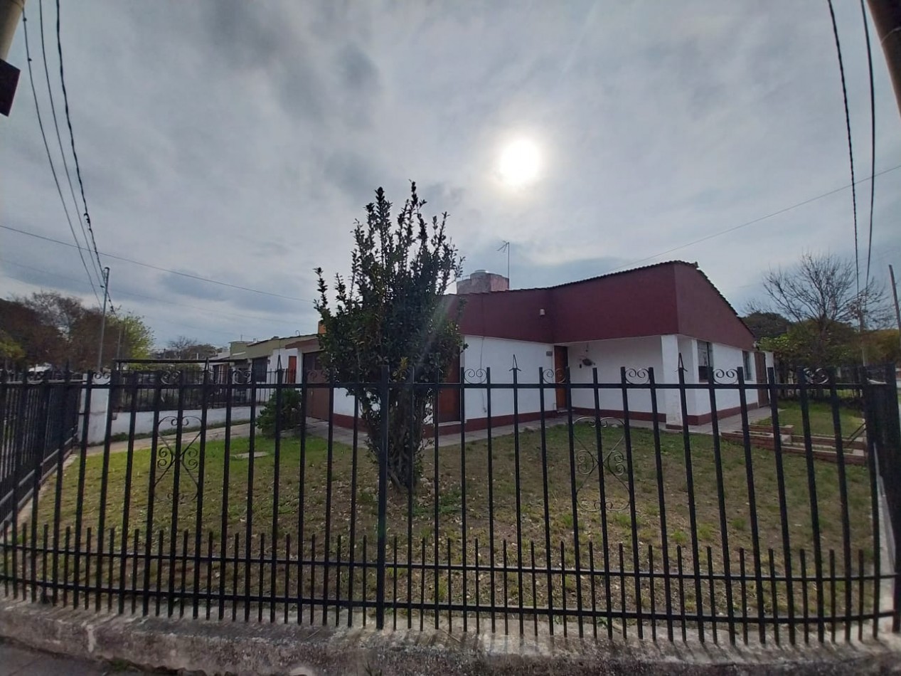 Rosedal casa en venta esquina 3 dor 2 baños la mejor zona